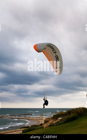 Paragliding von der Mittelmeerküste in Tel-Aviv. Stockfoto