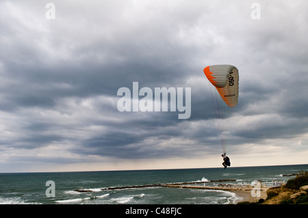 Paragliding von der Mittelmeerküste in Tel-Aviv. Stockfoto