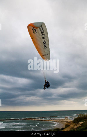 Paragliding von der Mittelmeerküste in Tel-Aviv. Stockfoto