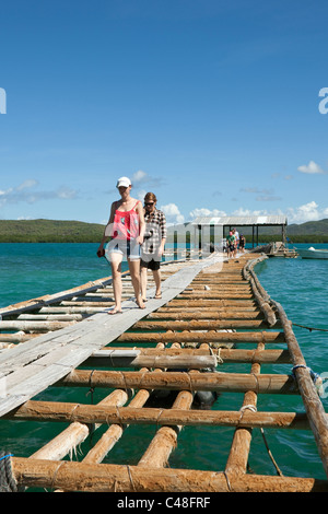 Touristen auf dem Steg am Kazu Perlen.  Freitag Island, Torres-Strait-Inseln, Queensland, Australien Stockfoto