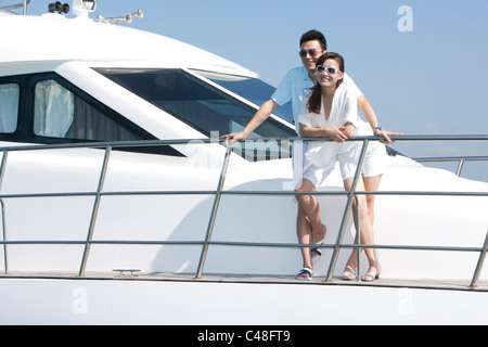 Glückliches Paar auf einer Yacht Stockfoto