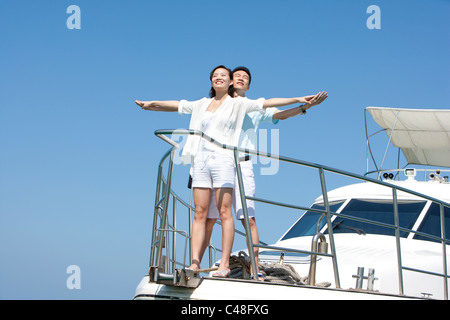 Glückliches Paar auf einer Yacht Stockfoto