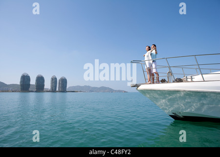Glückliches Paar auf einer Yacht Stockfoto