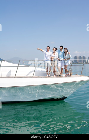 Freunde, die Spaß auf einer Yacht Stockfoto