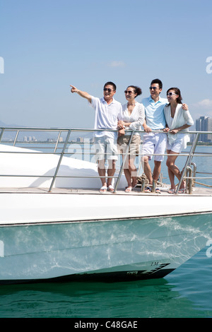 Freunde, die Spaß auf einer Yacht Stockfoto