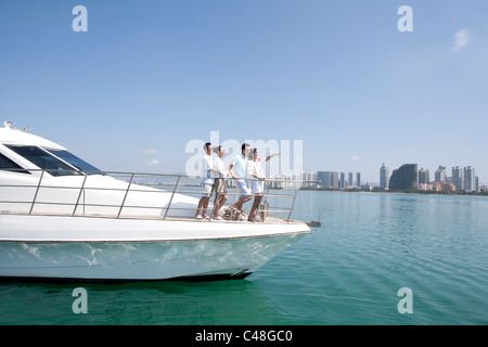 Freunde, die Spaß auf einer Yacht Stockfoto