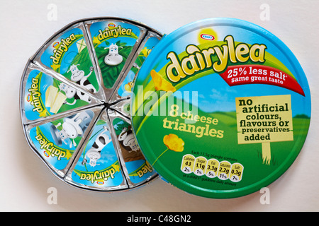 Schachtel mit Kraft Dairylea Käseecken mit Deckel mit Inhalt isoliert auf weißem Hintergrund Stockfoto