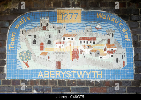 Teil einer Serie von 8 Mosaiken in der Wand nahe Aberystwyth Castle, diesein Darstellung der Stadtmauer 1277 gesetzt Stockfoto