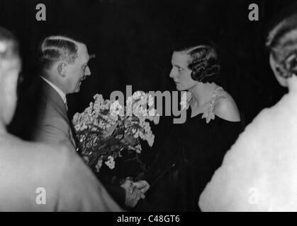 Adolf Hitler präsentiert Regisseur Leni Riefenstahl mit Blumen nach der Premiere von "Triumph des Willens" auf der Stockfoto