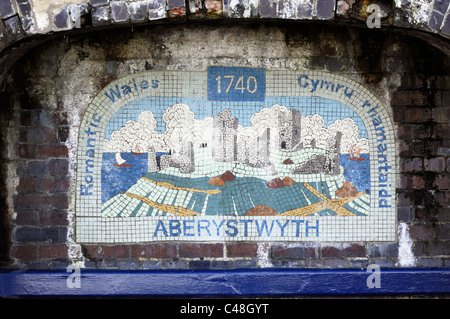 Teil einer Serie von 8 Mosaiken in der Wand nahe Aberystwyth Castle, dieses eine Darstellung "Romantische Wales", 1740 gesetzt. Stockfoto