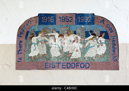 Teil einer Serie von 8 Mosaiken in der Wand nahe Aberystwyth Castle, diesein Darstellung der Eisteddfod gesetzt. Stockfoto