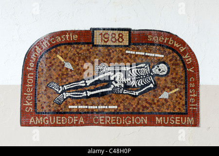 Teil einer Serie von 8 Mosaiken in der Wand nahe Aberystwyth Castle, diesein Darstellung des Skeletts fand im Jahr 1988 eingestellt. Stockfoto