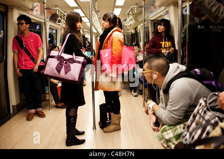 Modische Mädchen im Teenageralter fahren die MRT in Taipeh, Taiwan, 29. Oktober 2010. Stockfoto