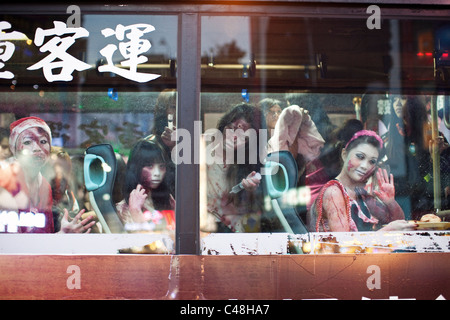 Zombies auf dem Bus in Ximending, Taipei, Taiwan, 30. Oktober 2010. Stockfoto