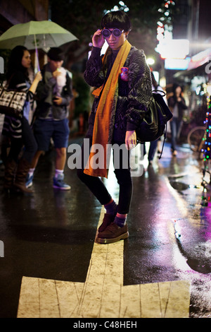 Porträt von einem jungen Mann auf der Straße auf dem Shida Straße Nachtmarkt, Taipei, Taiwan, 5. November 2010. Stockfoto