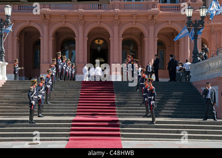 Wachen auf der Parade in Government House (Casa Rosada) Buenos Aires Argentinien Stockfoto