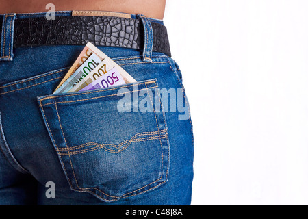 Mädchen zeigt etwas Geld in ihre Jeans-Tasche Stockfoto