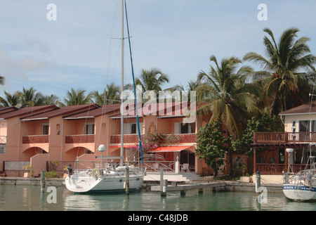 Yacht günstig am Pier vor Wasser Seite Appartments, jolly Bay, Antigua, West Indies Stockfoto