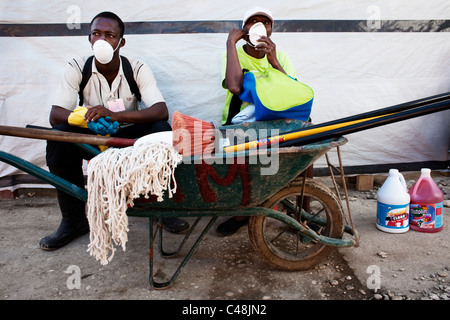 Krankenhausmitarbeiter schützen sich mit Cholera infiziert, mit Gesichtsmasken und Reinigung mit Desinfektion von Chemikalien. Stockfoto