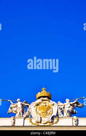 zwei steinerne Engel Boten gegen blauen Himmel Stockfoto