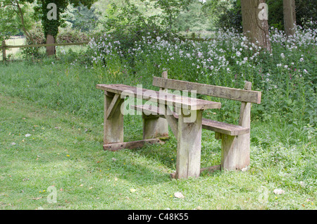 Holzbank und Tisch in einer ländlichen Umgebung Stockfoto