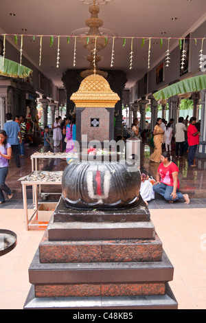 Detail des Tempels und der lokalen Bevölkerung. Foto wurde 25. September 2010 neben Batu Caves in Kuala Lumpur, Malaysia. Stockfoto