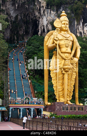 Goldene Statue von Lord Murugan am Eingang zum Batu Caves. Kuala Lumpur, Malaysia. Foto wurde 25. September 2010. Stockfoto