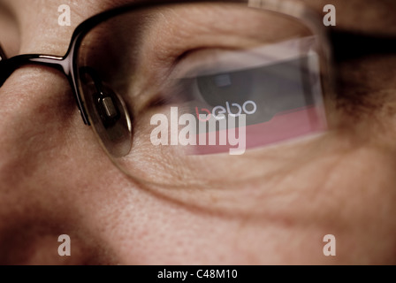 Bebo-Logo spiegelt sich auf Gläser Stockfoto