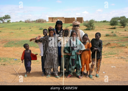 Eine Gruppe von roten und schwarzen Tamashek Kinder außerhalb ihrer Heimat in der Sahel-Zone nicht weit von Doro in der Region Timbuktu Schlamm stehend Stockfoto