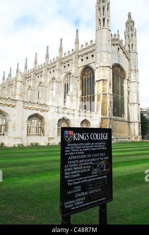 Porträtaufnahme des Kings College in Cambridge, mit üppigen grünen Rasen im Vordergrund Stockfoto