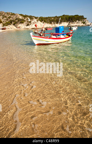 Angelboot/Fischerboot am Strand von Kalamitsi, Sithonia, Chalkidiki, Griechenland Stockfoto