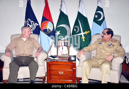 Vorsitzender der Joint Chiefs Of Staff Committee (JCSC), Gen.Khalid Shamim Wynne spricht mit Gen.James N.Mattis Commander Stockfoto