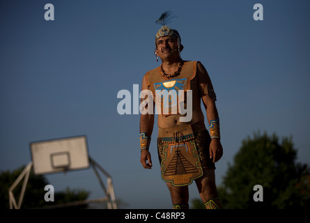 Ein Maya-Ball-Player stellt für ein Porträt in Chapab Dorf in Yucatan-Zustand in der mexikanischen Halbinsel Yucatan Stockfoto