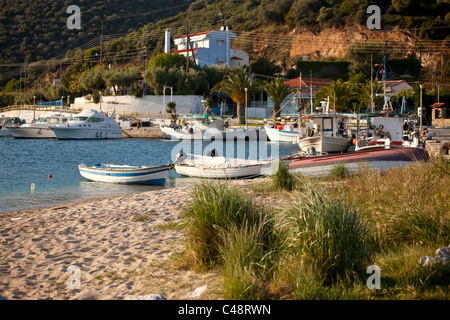 Strand und Hafen in dem kleinen Fischerdorf Porto Koufo, Sithonia, Chalkidiki, Griechenland Stockfoto