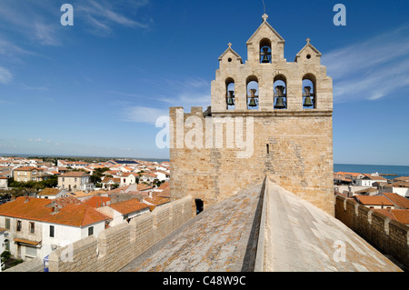 Blick von der Dachterrasse auf die Wehrkirche von C12 Notre-Dame-de-la-Mer & Belfry Les Saintes-Maries-de-la-Mer Camargue Provence Frankreich Stockfoto