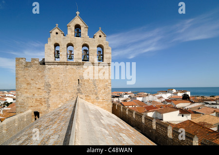 Blick auf die Stadt und das Meer von der Dachterrasse von Die 12. Befestigte Kirche Notre-Dame-de-la-Mer Les Saintes-Maries-de-la-Mer Camargue Provence Frankreich Stockfoto