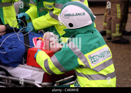 Krankenwagen-Besatzungen schützen einen simulierten Unfall Hals während einer Übung. Stockfoto
