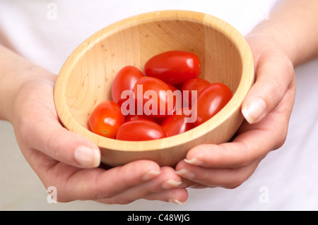 Cherry-Tomaten in den Händen Stockfoto