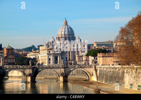 St.Peter Basilika und eine Brücke über den Tiber, Rom, Italien Stockfoto