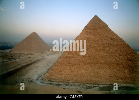 Luftaufnahme von den Pyramiden von Gizeh in der Morgendämmerung Stockfoto