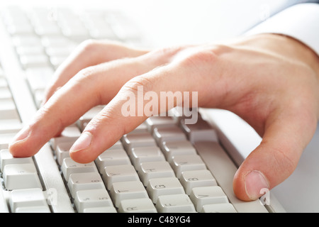 Nahaufnahme der männlichen Hand berühren Tasten der Tastatur Stockfoto