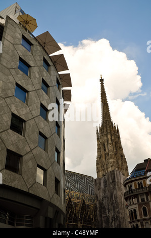 alte und neue Gebäude gegen einander auf Wien ist Stephansplatz Stockfoto