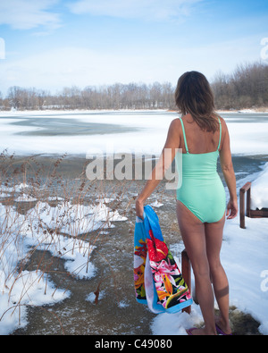 Frau, Badeanzug, schneebedeckte See, saisonal, Polar Bear Dip, Mut, Winter Stockfoto