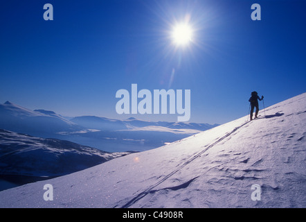 Ein Frau-Ski Touren und erforscht die Lyngen Alpen in Norwegen. Stockfoto