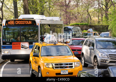 Taxi und öffentlichen MTA M96 bus Kreuzung Central Park, New York City 2011 Stockfoto