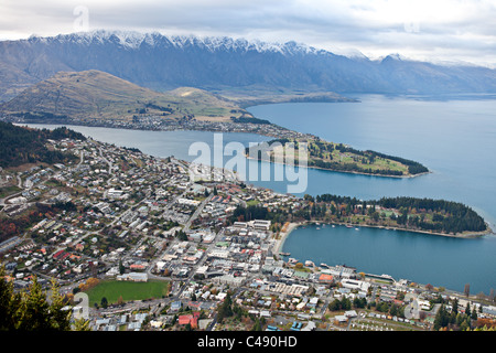 Queenstown und Lake Wakatipu gesehen von der Skyline, Otago, Neuseeland Stockfoto
