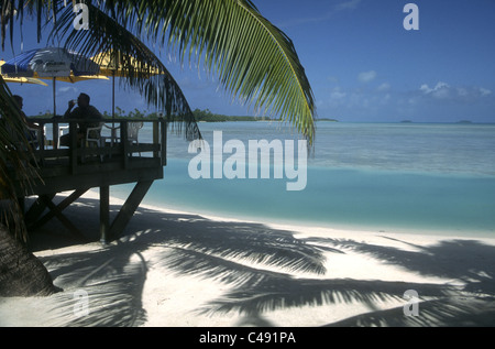 Touristen genießen Sie einen Drink im Paradies im schönen Blue Lagoon Beach Restaurant, Aitutaki, Cook-Inseln Stockfoto