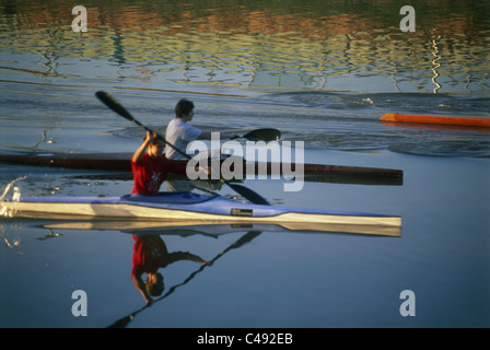 Foto von Kajaks im Yarkon river Stockfoto