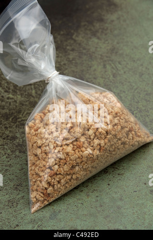 Müsli, ein Frühstück und Snacks von Hafer, Nüsse & Ahornsirup in einen Plastikbeutel. Stockfoto