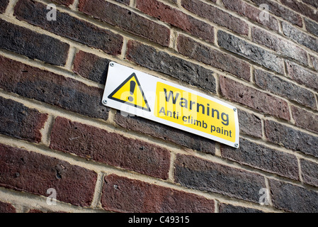 Ziegelwand mit Schild Warnung anti-Aufstieg Farbe Stockfoto